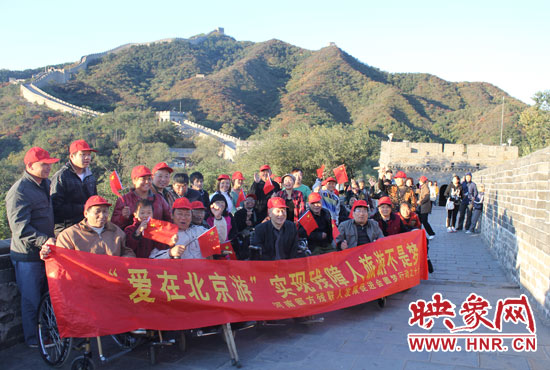 旅游對(duì)于殘疾人朋友來說比正常人要困難許多，2011年，劉小琴帶領(lǐng)殘障朋友登上了長城。