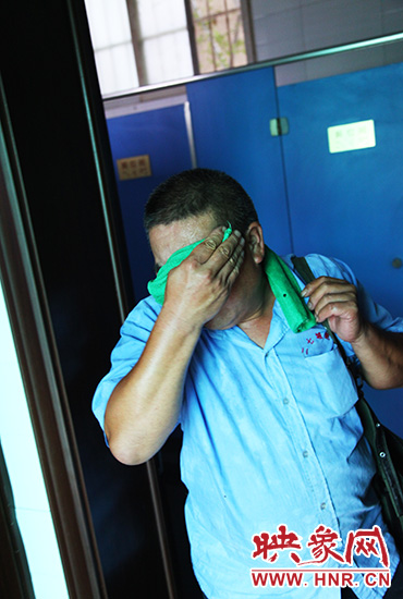 修好設(shè)施，從廁所內(nèi)出來時(shí)江學(xué)銅已滿頭大汗