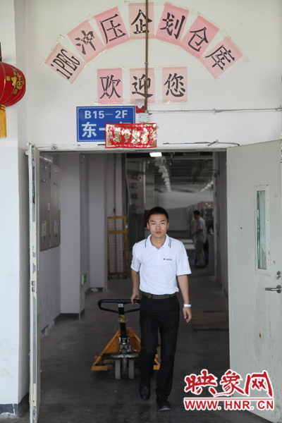 深入生產(chǎn)一線，真實體驗工友的生產(chǎn)環(huán)境
