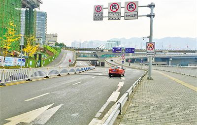 12月18日，本報(bào)記者駕車經(jīng)過江北嘴千廝門大橋匝道附近道路和財(cái)信廣場(chǎng)旁支路體驗(yàn)時(shí)，收音機(jī)里能聽到神秘的路況提示音。本報(bào)記者