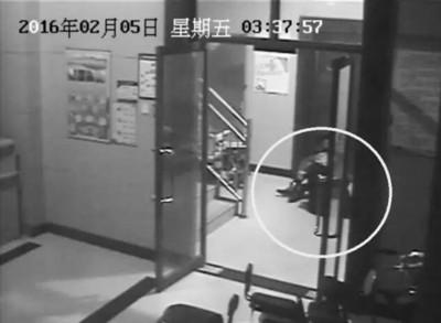 小區(qū)監(jiān)控視頻截圖，兩人一坐一跪竟聊了十多分鐘。