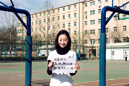 大學女生吐槽校園走紅 食堂宿舍全躺槍