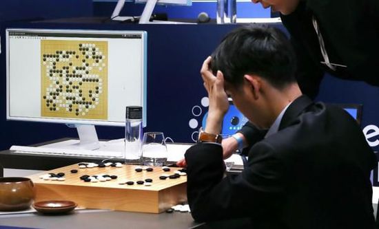 復(fù)盤階段李世石也在不停撓頭。