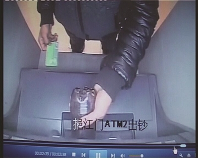 男子將可樂倒進(jìn)取款機。