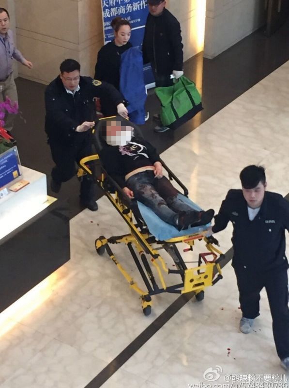 圖說：一名被砍女子被送往醫(yī)院。網(wǎng)友圖