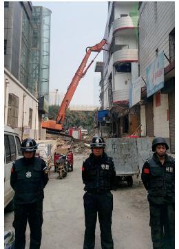 根據(jù)《太原市和小 店區(qū)平陽(yáng)路街道親賢城中村改造拆遷安置補(bǔ)償方案》，結(jié)合親賢實(shí)際，親賢社區(qū)補(bǔ)償安置采取“商業(yè)用房安置+小戶(hù)型公寓住宅安置+貨幣補(bǔ)償”的方式，其中每分 （0.1 畝）置換商業(yè)用房50平方米+小戶(hù)型公寓住宅80平方米+貨幣補(bǔ)償20萬(wàn)元人民幣。（拍攝：2015年9月17日）