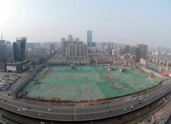 2016年4月，經(jīng)過(guò)持續(xù)攻堅(jiān)，親賢社區(qū)西北片區(qū)的拆遷工作基本告一段落，但在鋪設(shè)了防塵綠網(wǎng)的空地中，至今仍有3戶(hù)居民選擇了“堅(jiān)守”。(拍攝：2016年4月4日)