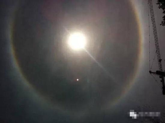 上?，F(xiàn)UFO 專家稱光圈是日暈亮點或是飛行器(圖)