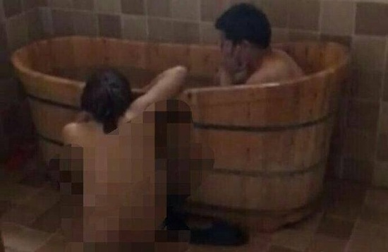 視頻顯示，一男一女赤身裸體地在浴盆中洗澡。
