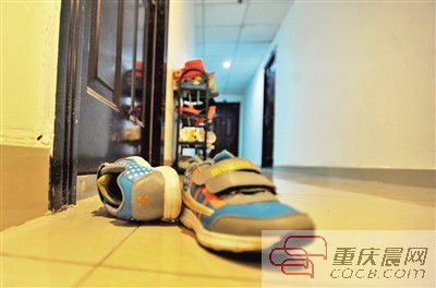 出事小孩的鞋子凌亂地?cái)[放在自家門前。