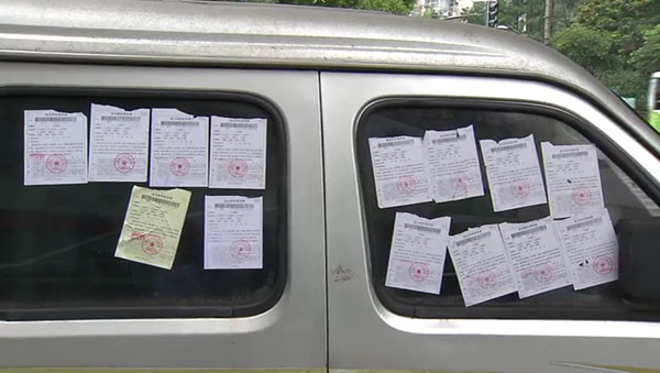 面包車上滿滿貼了14張罰單。