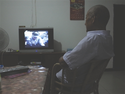 昨日，古藺，69歲的楊正元獨(dú)自在家看電視