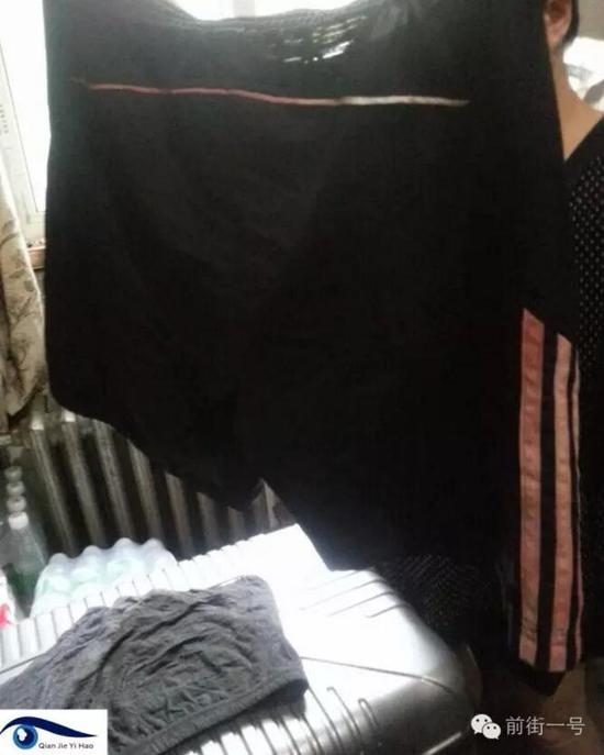 李律師所穿褲子也沾染血跡。