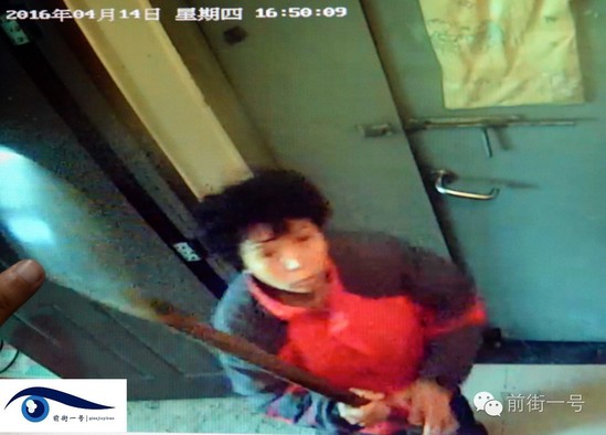 監(jiān)控視頻拍下李亞榮打砸監(jiān)控探頭的過程。