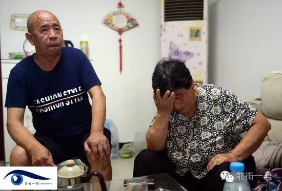 李亞榮的公婆談及李亞榮時淚流不止。