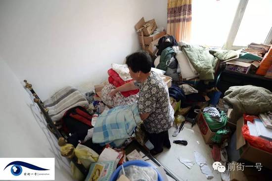 李亞榮的婆婆在收拾房間。