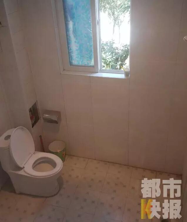 西安市戶縣草堂鎮(zhèn)的李家?guī)r村，有多戶人家經(jīng)營著農(nóng)家樂，但昨晚發(fā)生的這件事情打破了這里的寧靜。村民：“縣上的、鎮(zhèn)上的警察，還有村干部好多人在那兒，說是女的在衛(wèi)生間生產(chǎn)，把娃從窗子扔下來?！鞭r(nóng)家樂員工：“(聽說)直接從二樓扔下來了，呀，太殘忍了?！弊蛲淼氖?，很多人今早才聽說，震驚之余更感到惋惜。記者今天在高冠西五巷口找到了大家所說的農(nóng)家樂，一夜過去了，作為和那名女顧客有過交集的老板娘，心情仍然很沉重。