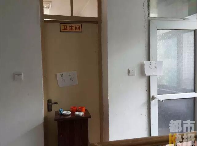 當(dāng)馮女士走出大門，繞到院子的側(cè)面時，衛(wèi)生間窗戶下方草叢中的一幕，讓她驚出了一身冷汗。農(nóng)家樂老板娘馮女士：“就是孩子，旁邊帶著胎盤。”昨晚十一點半事發(fā)后，馮女士報了警，很不幸，男嬰已經(jīng)死亡。涉及的兩個房間，暫時被封鎖，里面已經(jīng)清理干凈。隨后記者也從轄區(qū)草堂派出所了解到，這兩男一女三人是朋友關(guān)系，女子的年齡大概是二十二三歲。該女子事發(fā)后被送往醫(yī)院，同行的兩名男子當(dāng)時被警方帶去派出所接受了筆錄調(diào)查后，已經(jīng)離開了派出所。