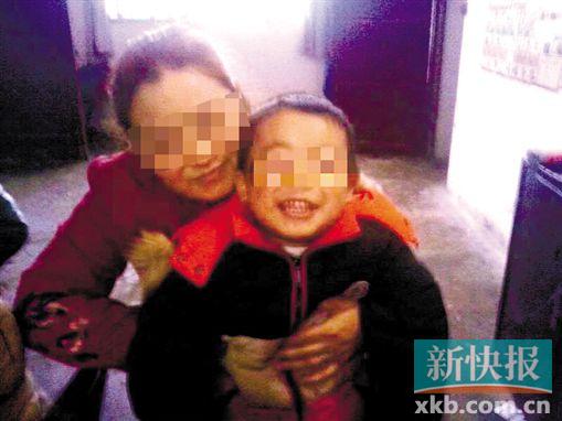 程女士生前和小孩開(kāi)心玩耍。家屬供圖