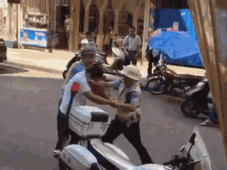 嫌疑男子涉嫌無證駕駛摩托車，且車輛違規(guī)加裝遮陽傘并在行駛時不戴安全頭盔，辱罵毆打執(zhí)法交警。 本文圖片均來自 廣西梧州在線警務