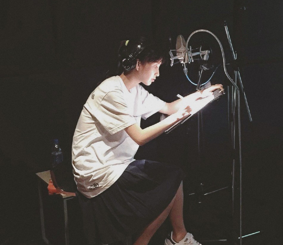 angelababy挺孕肚配音 素顏清純似學(xué)生妹 angelababy挺孕肚配音 素顏清純似學(xué)生妹