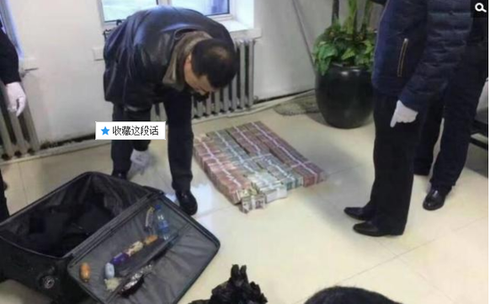 京華時(shí)報(bào)訊昨天凌晨1點(diǎn)左右，黑龍江省密山市一銀行金庫(kù)發(fā)生搶劫案。一名身穿迷彩服男子準(zhǔn)備劫取現(xiàn)金時(shí)被發(fā)現(xiàn)，致一名金庫(kù)值守人員死亡，隨后棄款而逃。目前，該男子尚未歸案，案件正在全力偵辦中。