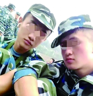 入學軍訓時，滕某（左）和蘆海清的合影
