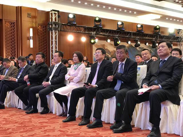 董明珠在現(xiàn)場演講時表示，她愿意拿她所有的資產(chǎn)投入到珠海銀隆里。據(jù)悉，同時與珠海銀隆原始股東共同簽署增資協(xié)議的，還有董明珠個人及北京燕趙匯金國際投資有限責(zé)任公司、大連萬達集團股份有限公司、江蘇京東邦能投資管理有限公司等3家知名企業(yè)，5家單位或個人共同增資30億，獲得珠海銀隆22.388%的股權(quán)。