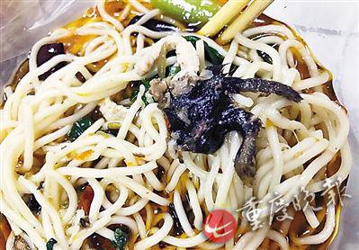 照片顯示，酸菜肉絲面有疑似老鼠腿物體。(圖片來自網(wǎng)絡(luò))