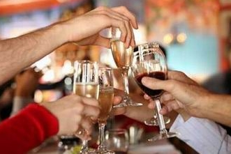 男子拼酒憋爆食管 你還敢這樣喝酒嗎？(組圖)