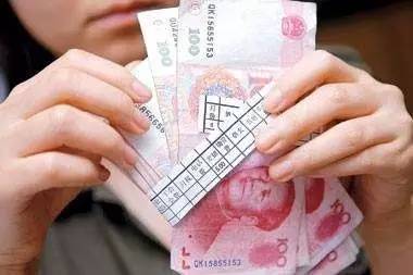 最低工資標(biāo)準(zhǔn)上調(diào)，在原最低工資標(biāo)準(zhǔn)線的勞動者工資將提高，到手工資會跟著上漲。