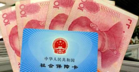 從今年1月1日開始，原有的失業(yè)保險費率是1.5%的有22個省份，包括新疆生產(chǎn)建設(shè)兵團，可以在確保失業(yè)保險金按時足額發(fā)放、穩(wěn)崗補貼順利實施的基礎(chǔ)上，可以降低0.5個百分點。個人的費率不超過單位的費率。
