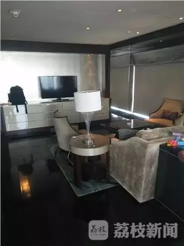 何女士稱當時自己正在換衣服，順眼看了一下窗外，就看到了幾個人影，其中一個人拿著手機，三個男的朝這邊望。何女士表示，剛開始還以為是出現(xiàn)了幻覺，后來發(fā)現(xiàn)，玻璃中的映射人影就是隔壁房間的住客。