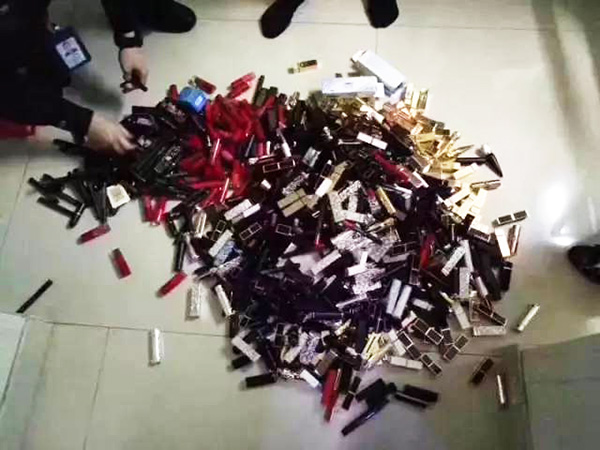 民警搜查出來的口紅。