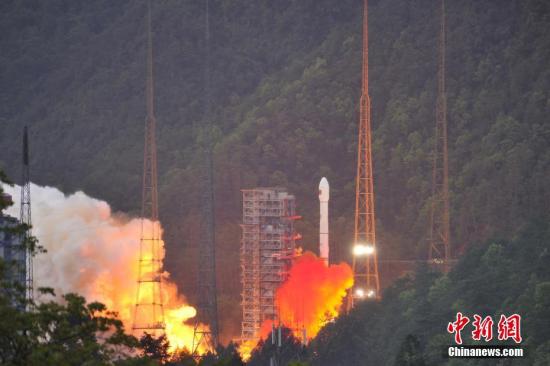 4月12日19時(shí)04分，中國(guó)西昌衛(wèi)星發(fā)射中心成功發(fā)射實(shí)踐十三號(hào)衛(wèi)星。 葉樂(lè)峰 攝