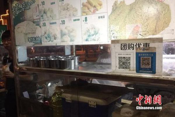 不少小商販都用上掃碼支付。中新網(wǎng) 吳濤 攝