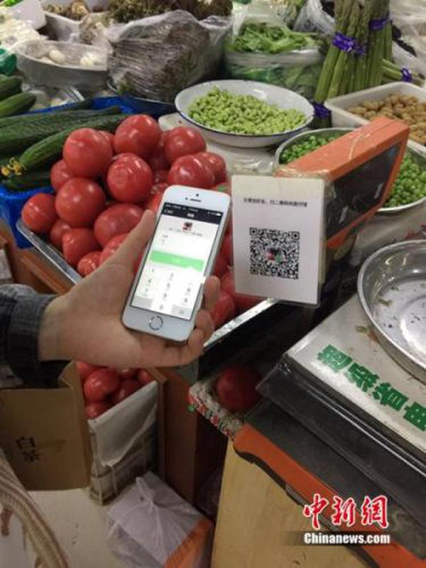 有顧客正在用微信支付結(jié)賬。中新網(wǎng) 吳濤 攝