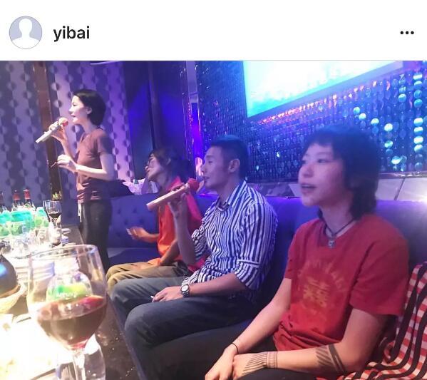 王菲母女跟李榮浩一起唱K，竇靖童的表情亮了