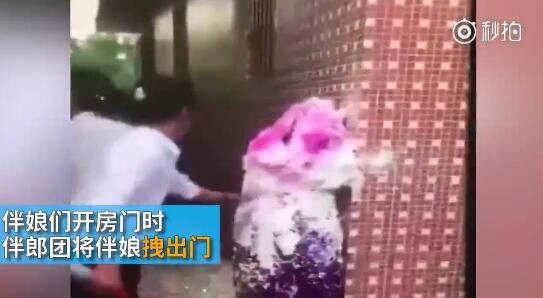 據(jù)澎湃新聞消息，近日廣東江門開平某村又現(xiàn)惡俗婚鬧。男方兄弟團(tuán)去接新娘的時(shí)候，先用彩帶對(duì)著姐妹團(tuán)狂噴，后來甚至有人用滅火器直接噴伴娘面部，害的伴娘差點(diǎn)被送進(jìn)醫(yī)院。