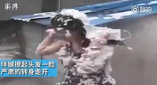 視頻中可以看到，雖然伴娘事先有穿雨衣防備，但在被伴郎團(tuán)圍攻時(shí)，雨衣被拔下，更過分的是，有人還用滅火器直接對(duì)著她的臉噴。后來伴娘好像是生氣了，撩起頭發(fā)一臉嚴(yán)肅的轉(zhuǎn)身走開。