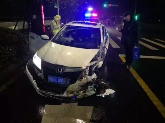 今天凌晨，杭州一對環(huán)衛(wèi)工夫婦被車撞進錢塘江