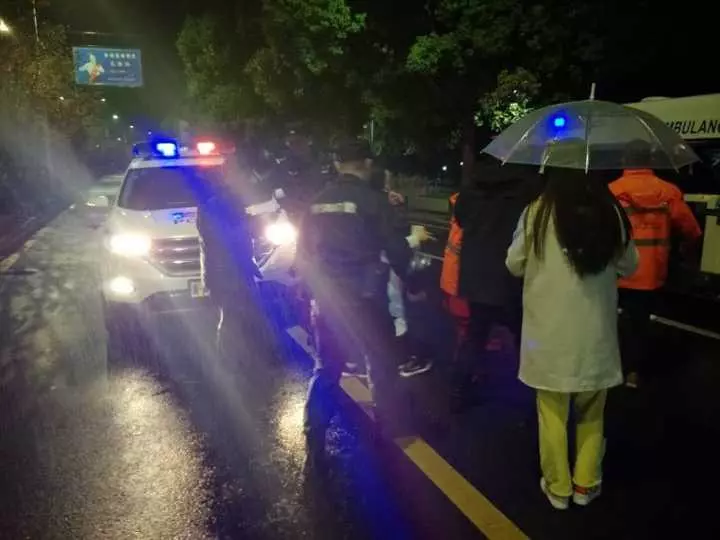 今天凌晨，杭州一對環(huán)衛(wèi)工夫婦被車撞進錢塘江