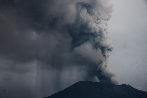 這是11月28日在印度尼西亞巴厘島拍攝的噴發(fā)火山灰的阿貢火山。新華社發(fā)
