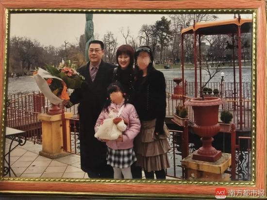 回國之前的張津華和王煥凱，兩個可愛的女兒，一家四口曾經(jīng)幸福的生活。