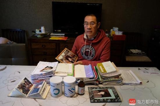 王煥凱及家人這些年照顧張津華做的護理記錄。（羅逸爵 攝）