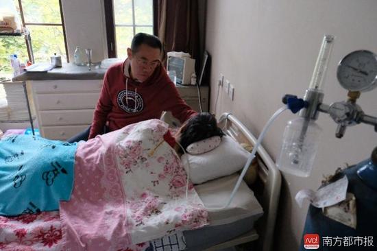 氧氣的轟隆聲，一刻不停地在這個家里“吵”了九年多。（羅逸爵 攝）