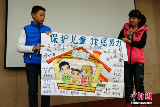 12月4日，由全國婦聯(lián)和聯(lián)合國兒童基金會在北京共同舉辦了“共同行動——停止對兒童暴力，促進兒童保護”的主題宣傳活動。圖為活動兒童代表以繪畫的形式說出他們的心聲。<a target='_blank'  _fcksavedurl='http://www.chinanews.com/'>中新社</a>發(fā) 富田 攝