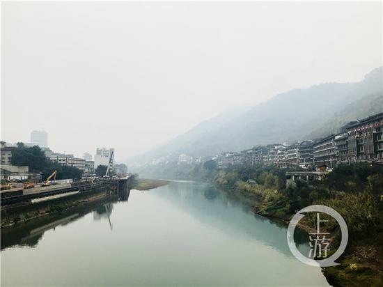 △赤水河兩岸的茅臺(tái)鎮(zhèn)有著超過(guò)2000家白酒經(jīng)營(yíng)戶。