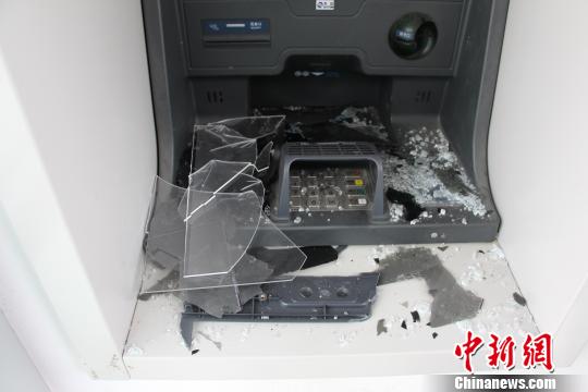 被砸的ATM機(jī)。萬(wàn)山警方提供
