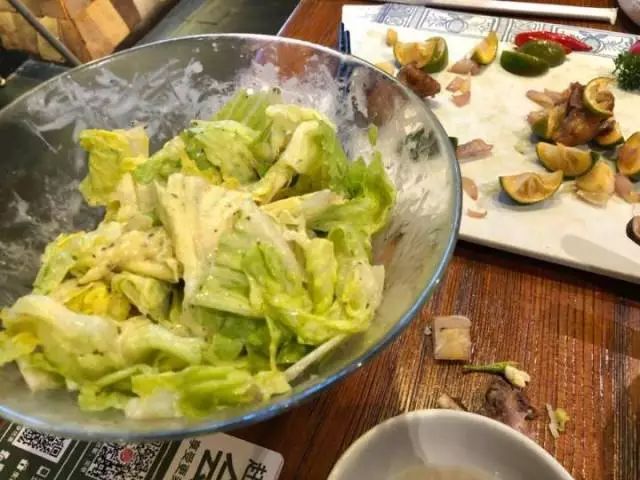 知名餐廳被指沙拉里吃出帶血創(chuàng)口貼 店長遭潑飲料